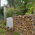 Construction d’un mur en pierres et mortier de chaux